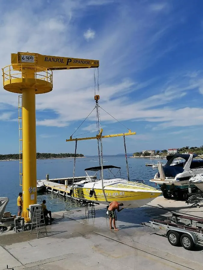Apartments And Boat Rental Petra Spanjol - Crane And Moorings Banjol